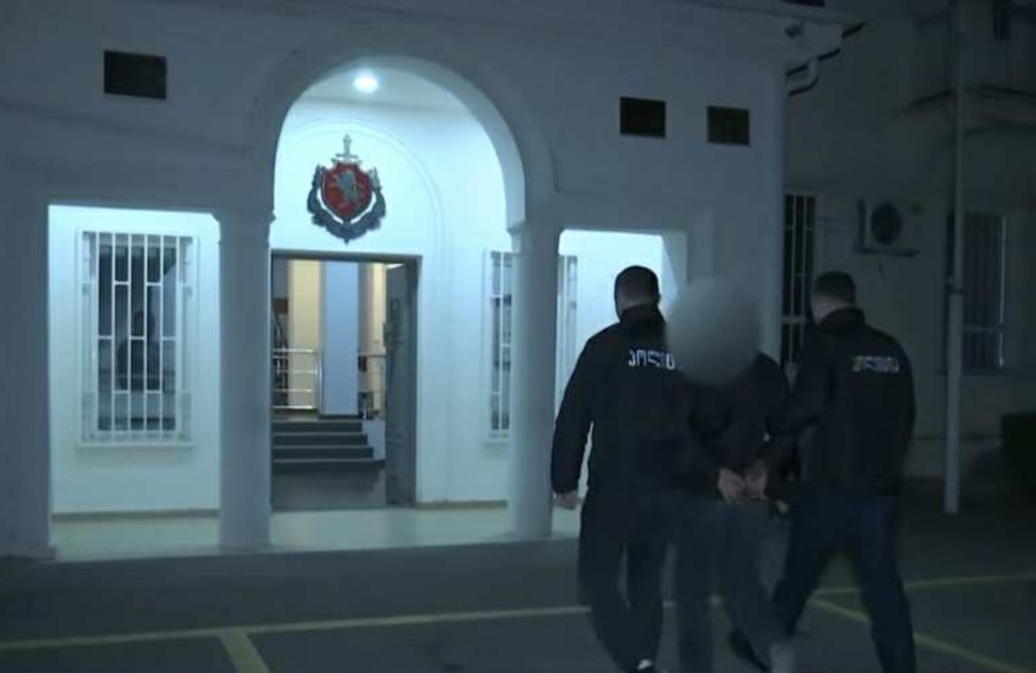 “კაცმა ცხედარი საკუთარი სახლის ეზოში დამარხა” – განზრახ მკვლელობის ბრალდებით დაკავებულია ერთი პირი