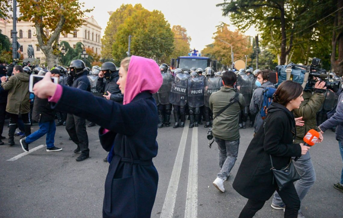 პროტესტის ერთწლიან პერიოდში, ჟურნალისტების მიმართ ძალადობის, დევნისა და საქმიანობაში ხელშეშლის 400-მდე შემთხვევაა აღრიცხული, მათგან 100-მდე – 2024 წლის ბოლო 1 თვეში -საერთაშორისო გამჭვირვალობა