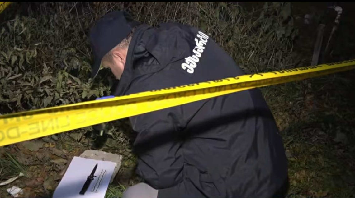 ცივი იარაღით მუცლის არეში დაჭრა და მიიმალა – დაკავებულია 2005 წელს დაბადებული პირი