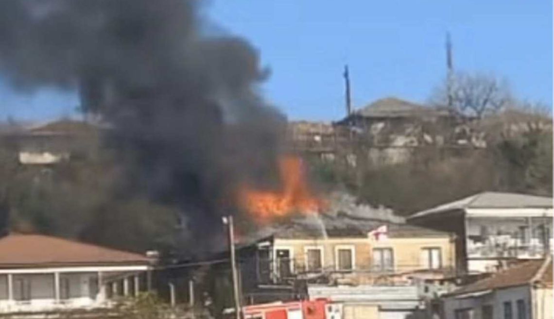 ქუთაისში ორ საცხოვრებელ სახლს ცეცხლი გაუჩნდა – რა ვითარებაა ადგილზე