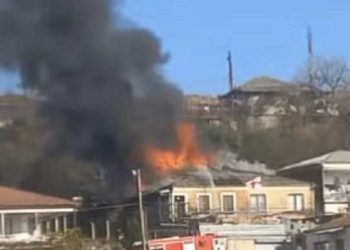 ქუთაისში ორ საცხოვრებელ სახლს ცეცხლი გაუჩნდა – რა ვითარებაა ადგილზე