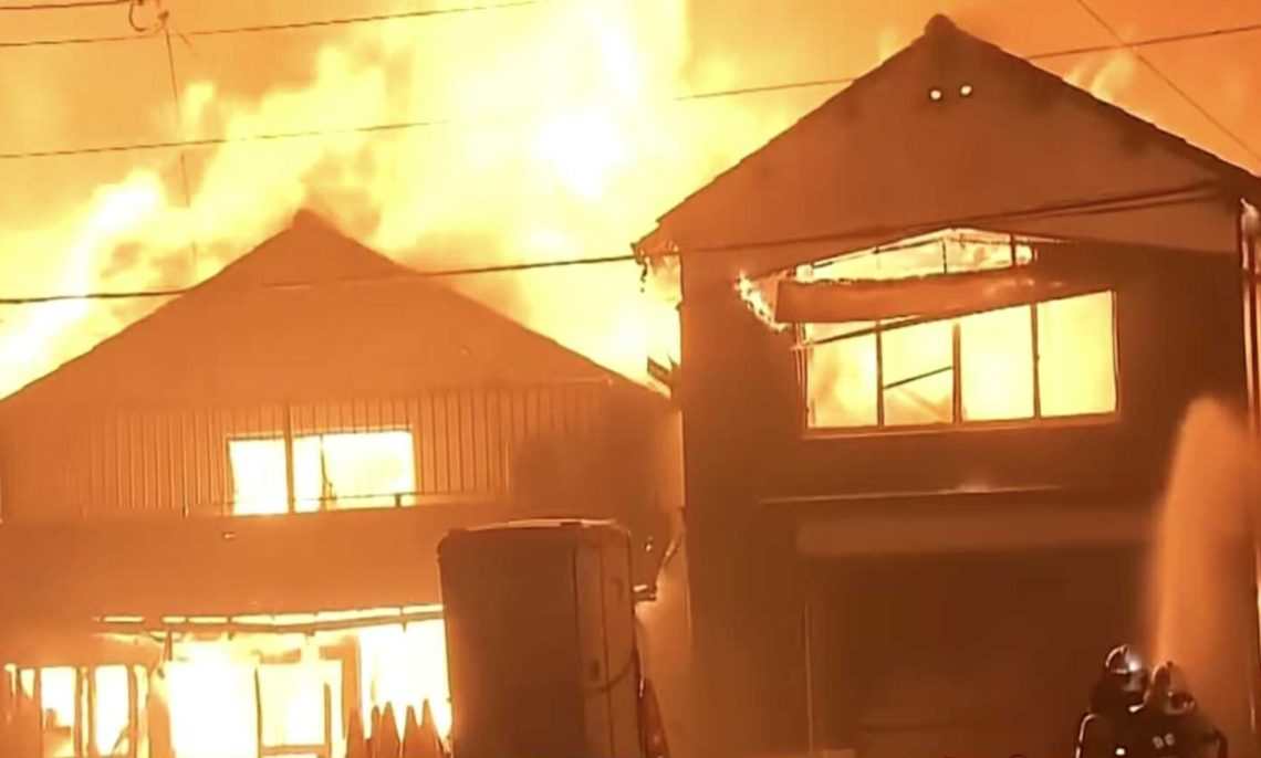 იაპონიაში ძლიერ ხანძარს ებრძვიან