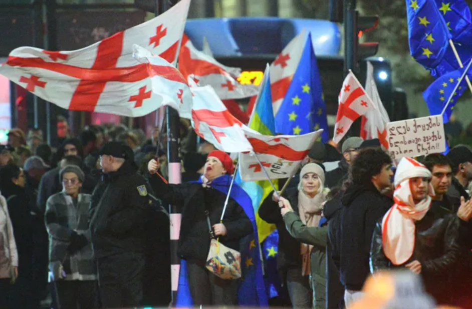რუსთაველის გამზირზე უწყვეტი პროტესტის დაწყებიდან ერთი წლის თავზე აქცია მიმდინარეობს
