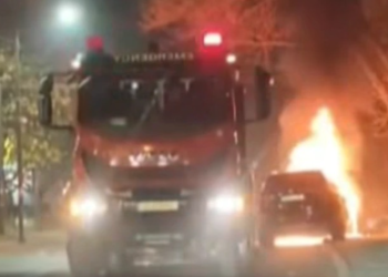 თბილისში მანქანას ცეცხლი გაუჩნდა