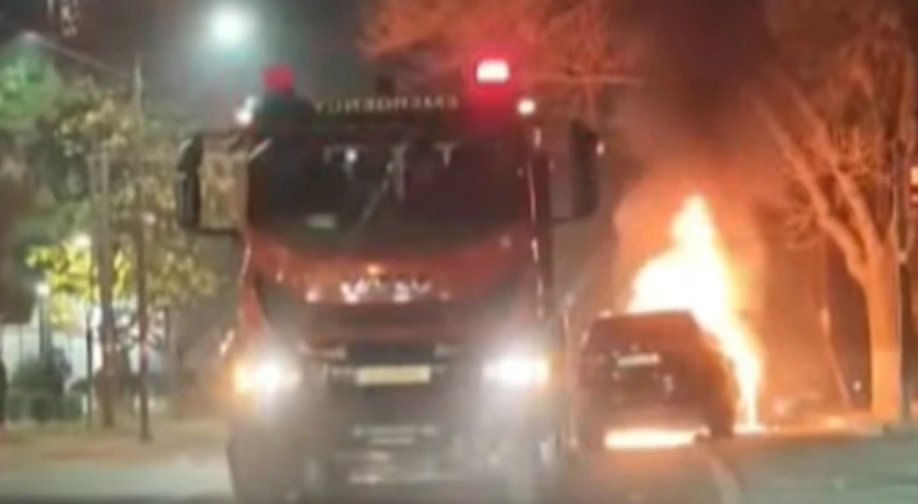 თბილისში მანქანას ცეცხლი გაუჩნდა