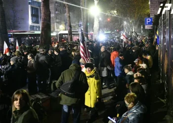 რუსთაველის გამზირის მიმართულებით საპროტესტო მსვლელობა თსუ-სა და საზოგადოებრივი მაუწყებლის შენობის მიმდებარე ტერიტორიიდან მიემართება