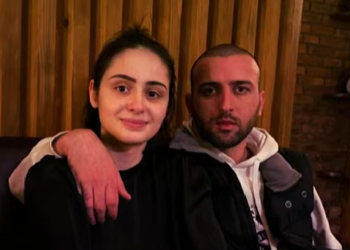 21 წლის ქალზე ძალადობის ბრალდებით, ქმარი და მამამთილი სასამრთლომ პატიმრობაში გაუშვა