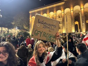 რუსთაველის გამზირი გადაკეტილია - რა ხდება ადგილზე - "მეტრონომის" ფოტოკოლაჟი