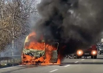 თბილისი-გორის ავტომაგისტრალზე მიკროავტობუსი დაიწვა – რა ვითარებაა ადგილზე