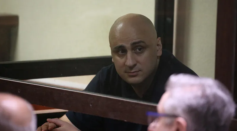 „პროცესში მონაწილეობა მივიღე იმიტომ, რომ მინდა ვუსმინო იმ ორ პოლიციელს, მერე პერიფერიული ხედვით თქვენ გიყუროთ… მაინტერესებს, რამდენნაირი მოსამართლე არსებობს ამ ქვეყნად” – ნიკა მელია