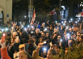 პარლამენტის ტერიტორიაზე შეკრებილი საპროტესტო აქციის მონაწილეები მსვლელობას მართავენ