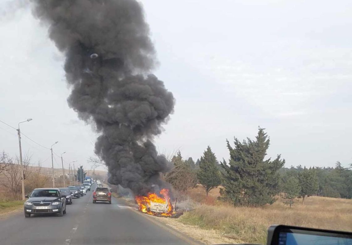თბილისში მანქანა იწვის – რა ვითარებაა ადგილზე