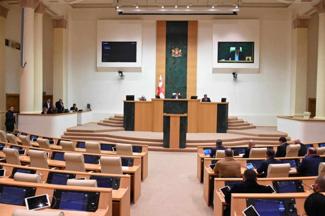 დღეიდან ძალაში ახალი კანონი შედის, რომლის მიხედვითაც საჯარო სამსახურში დასაქმებულებს ერთდროულად რამდენიმე სამსახურში მუშაობა აეკრაძალებათ – რა უნდა ვიცოდეთ კანონის შესახებ?