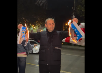 პროტესტი რუსთაველზე – დედაქალაქის მთავარ გამზირზე ივანიშვილის და პუტინის ფოტოები დაწვეს