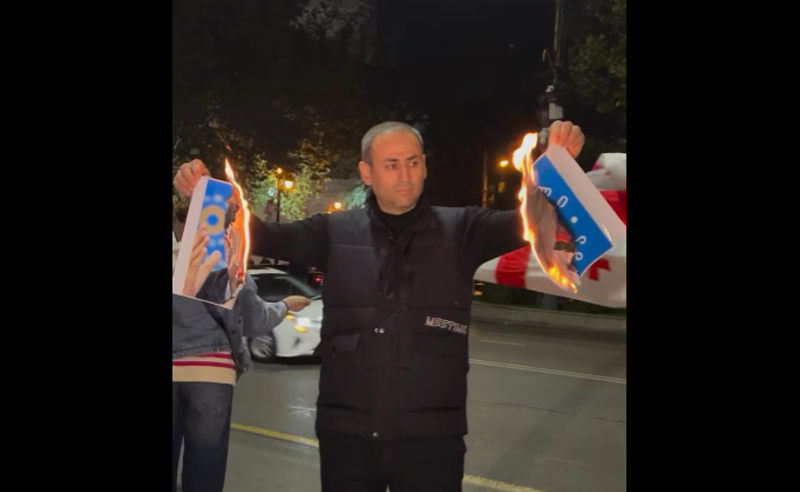 პროტესტი რუსთაველზე – დედაქალაქის მთავარ გამზირზე ივანიშვილის და პუტინის ფოტოები დაწვეს