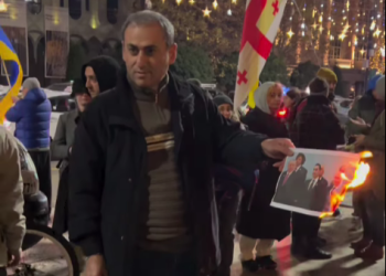 ჟურნალისტმა აფგან სადიგოვმა რუსთაველის გამზირზე კობახიძისა და პუტინის საერთო ფოტო დაწვა