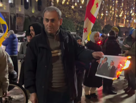 ჟურნალისტმა აფგან სადიგოვმა რუსთაველის გამზირზე კობახიძისა და პუტინის საერთო ფოტო დაწვა