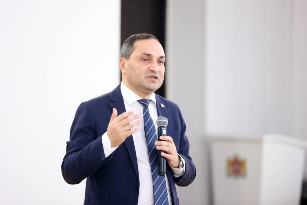 “სტუდენტების კვოტირებას და საგანმანათლებლო პროგრამებს მთავრობა განსაზღვრავს – კვოტირება დაეფუძნება შრომის ბაზრის მოთხოვნებს, კონკრეტული მიმართულებები კი მთავრობის მიერ იმის მიხედვით განისაზღვრება, რაც მისთვის იქნება მნიშვნელოვანი”- ზვიად გაბისონია