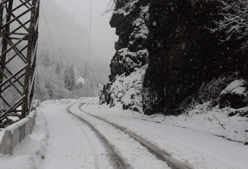 ამ მონაკვეთებზე ინტენსიური თოვის გამო შეზღუდვები დაწესდა – გაფრთხილება მძღოლებს