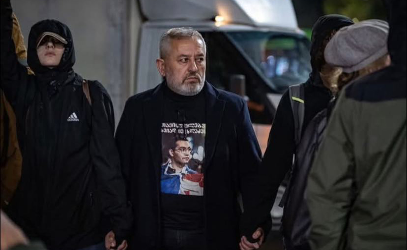 ზვიად ცეცხლაძის მამა შალვა პაპუაშვილის წინააღმდეგ სამართლებრივ დავას იწყებს