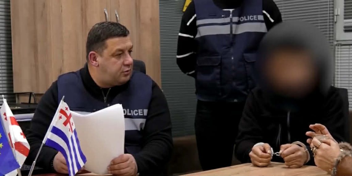 “ბათუმში ინტერპოლის მიერ წითელი ცირკულარით ძებნილი უცხო ქვეყნის მოქალაქეა დაკავებული” – შსს
