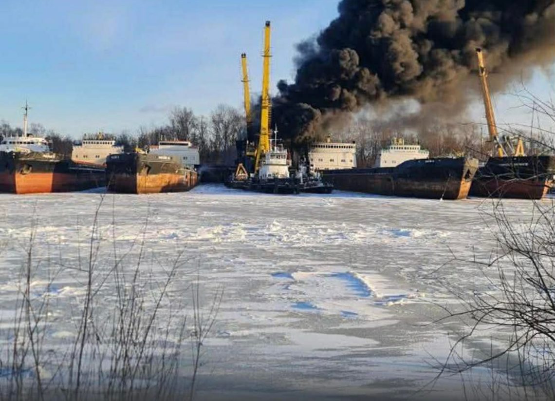 რუსეთში ნიჟნი-ნოვგოროდში გემების სარემონტო კომპანიის შენობას ცეცხლი უკიდია