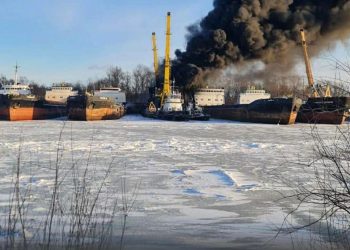 რუსეთში ნიჟნი-ნოვგოროდში გემების სარემონტო კომპანიის შენობას ცეცხლი უკიდია