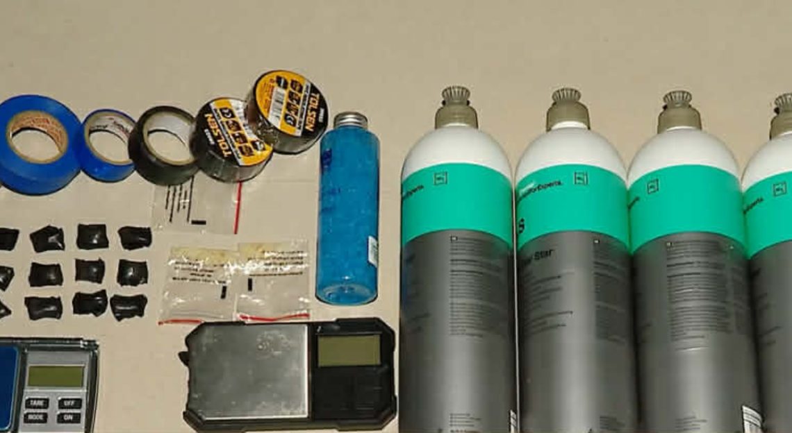 “განსაკუთრებით დიდი ოდენობით ნარკოტიკული საშუალების უკანონო შეძენა-შენახვისა და რეალიზაციის ხელშეწყობის ბრალდებით, დაკავებულია 2 პირი” – ს