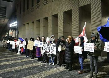 ევროკავშირის საელჩოსთან ქალების აქცია მიმდინარეობს