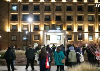 მთავრობის ადმინისტრაციასთან აქცია მიმდინარეობს