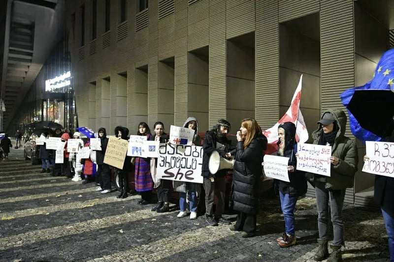 ევროკავშირის საელჩოსთან ქალების აქცია მიმდინარეობს