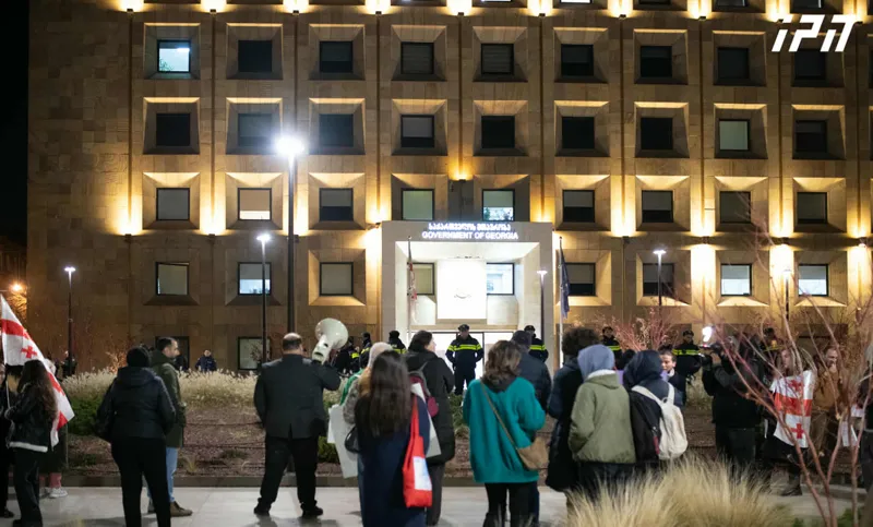 მთავრობის ადმინისტრაციასთან აქცია მიმდინარეობს