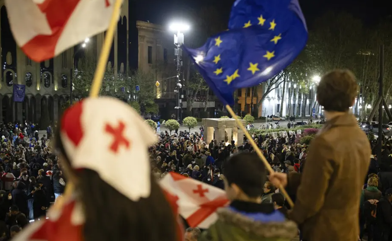 უწყვეტი პროტესტის 381-ე დღე – პარლამენტთან საპროტესტო აქცია მიმდინარეობს