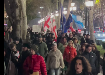 უწყვეტი პროტესტის 372-ე დღე – რუსთაველის გამზირზე შეკრებილი მომიტინგეები მსვლელობას მართავენ