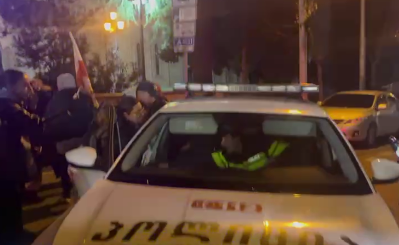 პოლიციამ რუსთაველის გამზირზე აქციის მონაწილეების დაკავება დაიწყო