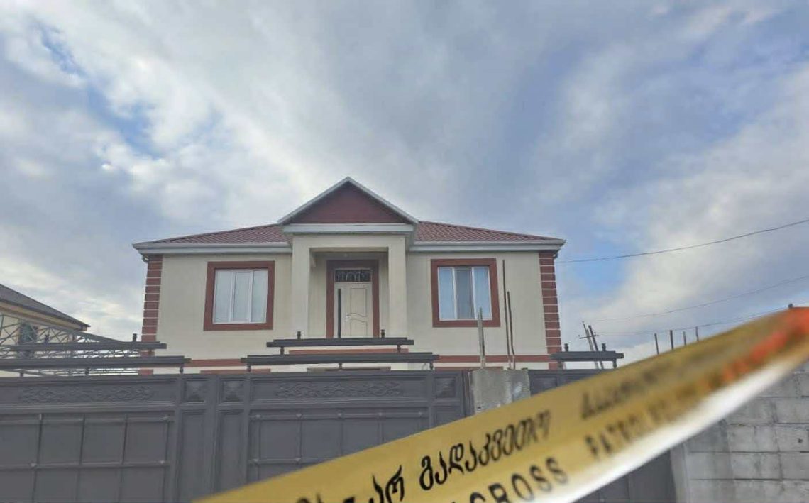 “შუა ხნის ქალს სიცოცხლის მოსპობით დაემუქრნენ და სახლიდან 14 000 მოიპარეს” – მარნეულში საცხოვრებელი სახლი დააყაჩაღეს