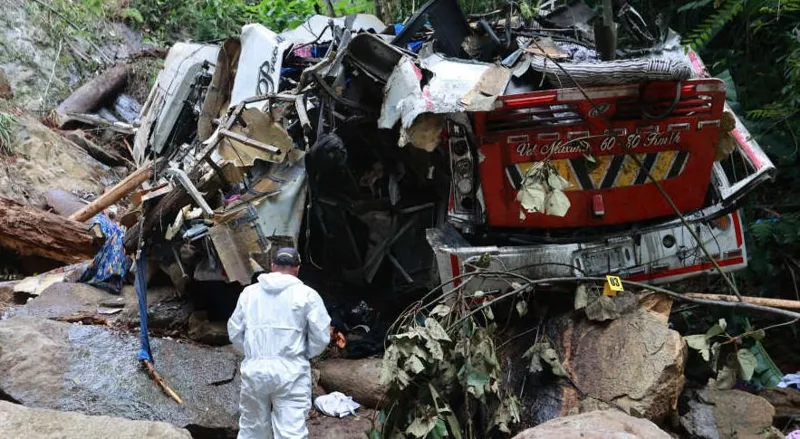 კოლუმბიაში სკოლის ავტობუსი ხევში გადავარდა, 17 ადამიანი დაიღუპა და 20 დაშავდა
