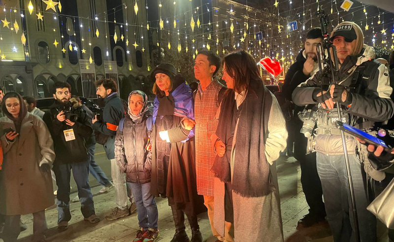 რუსთაველზე აქცია მიმდინარეობს – ადგილზე პოლიციის დაკავების მანქანებია მობილიზებული