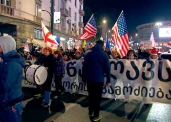 მოქალაქეები ფილარმონიიდან პარლამენტისაკენ საპროტესტო მსვლელობას მართავენ