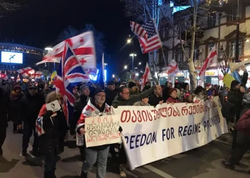 ფილარმონიიდან პარლამენტის მიმართულებით საპროტესტო მსვლელობა იმართება