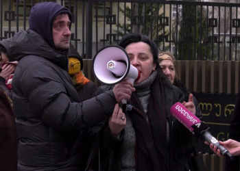 გიგა ავალიანის მკვლელობის საქმეზე დაკავებული ერთ-ერთი არასრულწლოვნის, დემეტრე ჩიქოვანის დედამ, სოფო ძნელაძემ პროკურატურასთან საპროტესტო აქცია გამართა