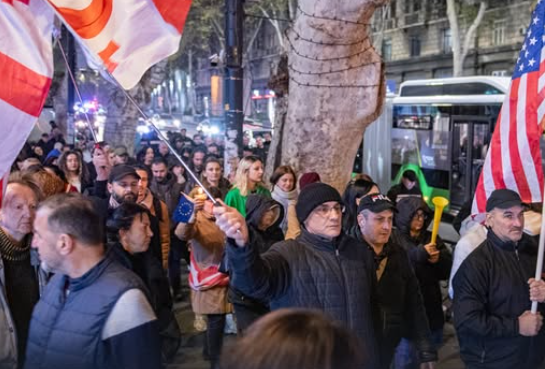 “პატიმრობა ტროტუარზე დგომის გამო ეწინააღმდეგება კონსტიტუციას, საერთაშორისო სტანდარტებს”- TI