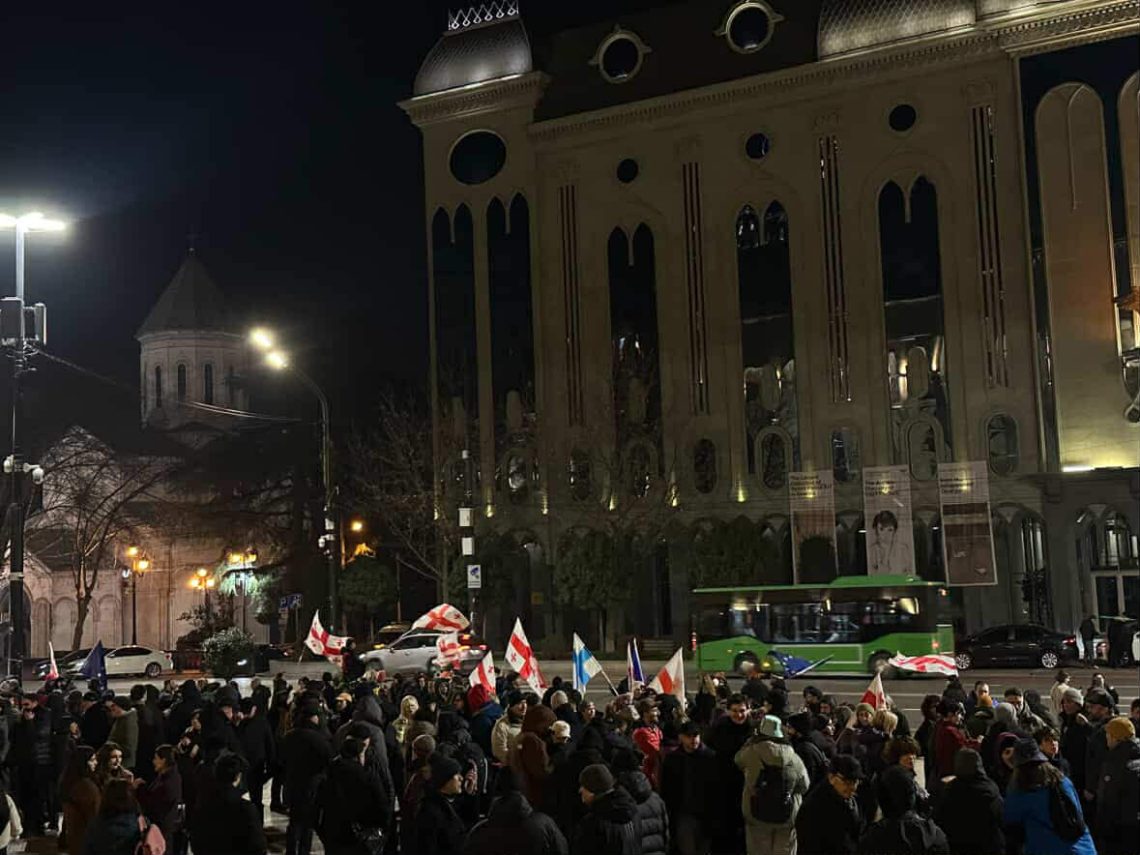 თსუ-დან შეკრებილები მარშით პარლამენტთან ჩამოვიდნენ და აქციას შეუერთდნენ