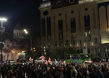 თსუ-დან შეკრებილები მარშით პარლამენტთან ჩამოვიდნენ და აქციას შეუერთდნენ