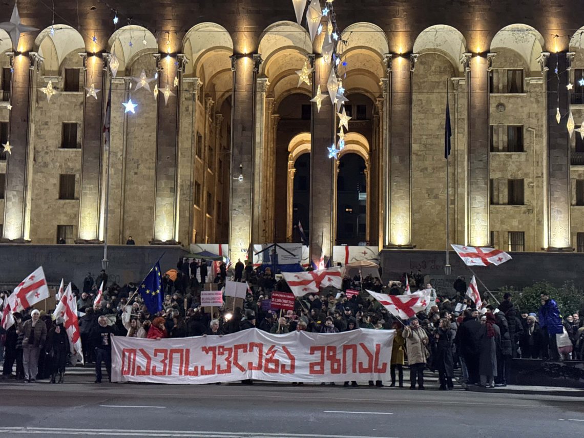 მზია ამაღლობელის გათავისუფლების მოთხოვნით გამართული საპროტესტო მარშის მონაწილეები პარლამენტთან შეიკრიბნენ