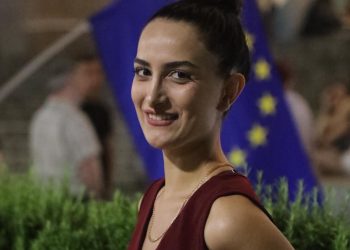 მათე დევიძის და, ელენე დევიძე წერს, რომ ანგარიშები დაუყადაღეს