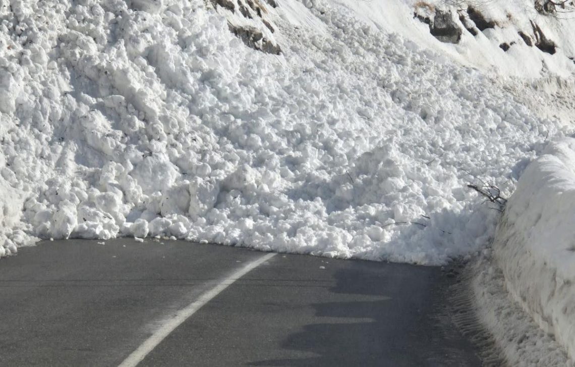 ზვავის ჩამოწოლის გამო, ნაქერალას უღელტეხილზე ავტოტრანსპორტის მოძრაობა აიკრძალა – გზების დეპარტამენტი