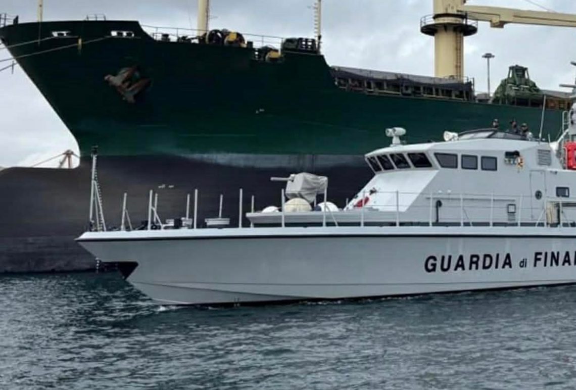 იტალიის ფინანსთა სამინისტრომ ბრინდიზის პორტში ნოვოროსიისკიდან ჩასული გემი დააკავა, რომელიც 33 000 ტონა შავი ლითონით იყო დატვირთული