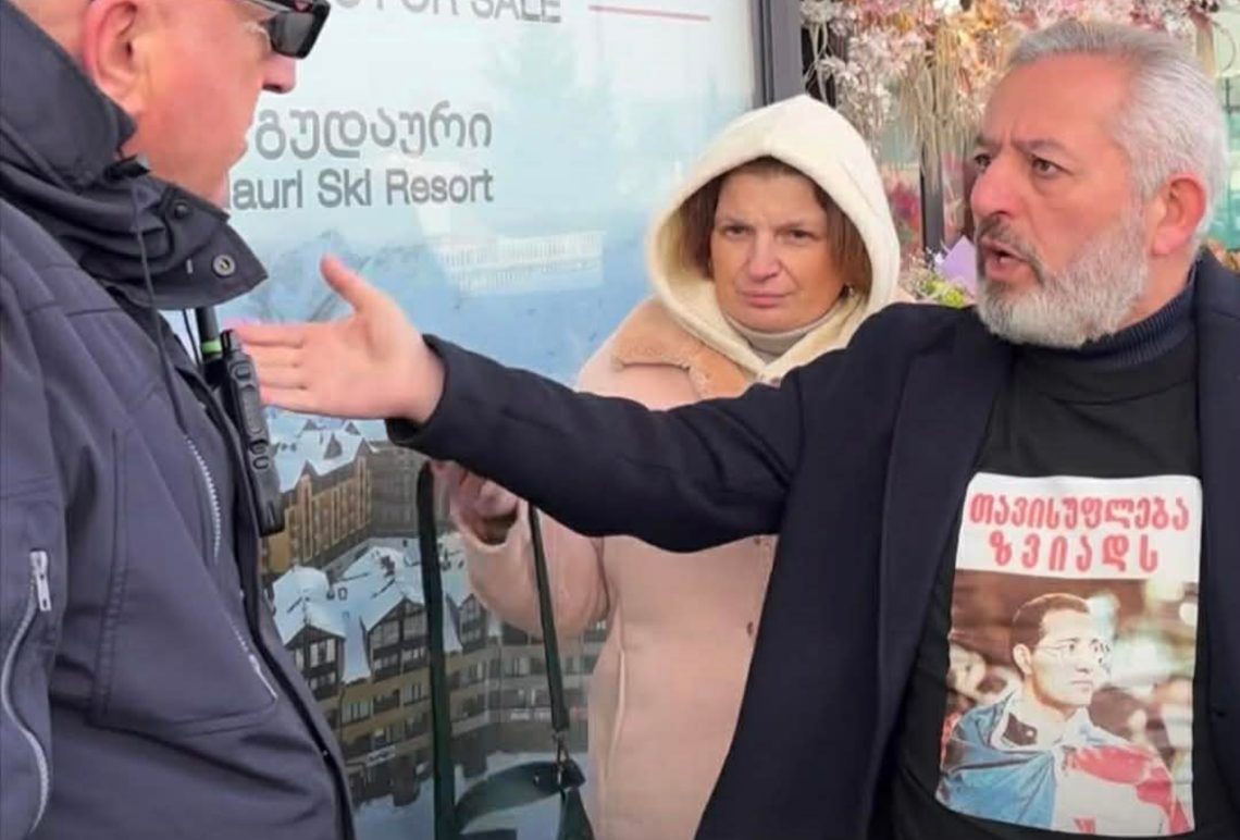 პროევროპულ აქციებზე დაკავებული დემონსტრანტების ოჯახის წევრები გაზეთების დასარიგებლად პოლიციამ თბილისის საერთაშორისო აეროპორტში არ შეუშვა