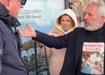 პროევროპულ აქციებზე დაკავებული დემონსტრანტების ოჯახის წევრები გაზეთების დასარიგებლად პოლიციამ თბილისის საერთაშორისო აეროპორტში არ შეუშვა